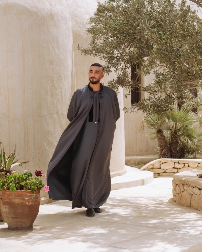 قفطان رمادي بتفاصيل مخملية – أسلوب رجولي راقي