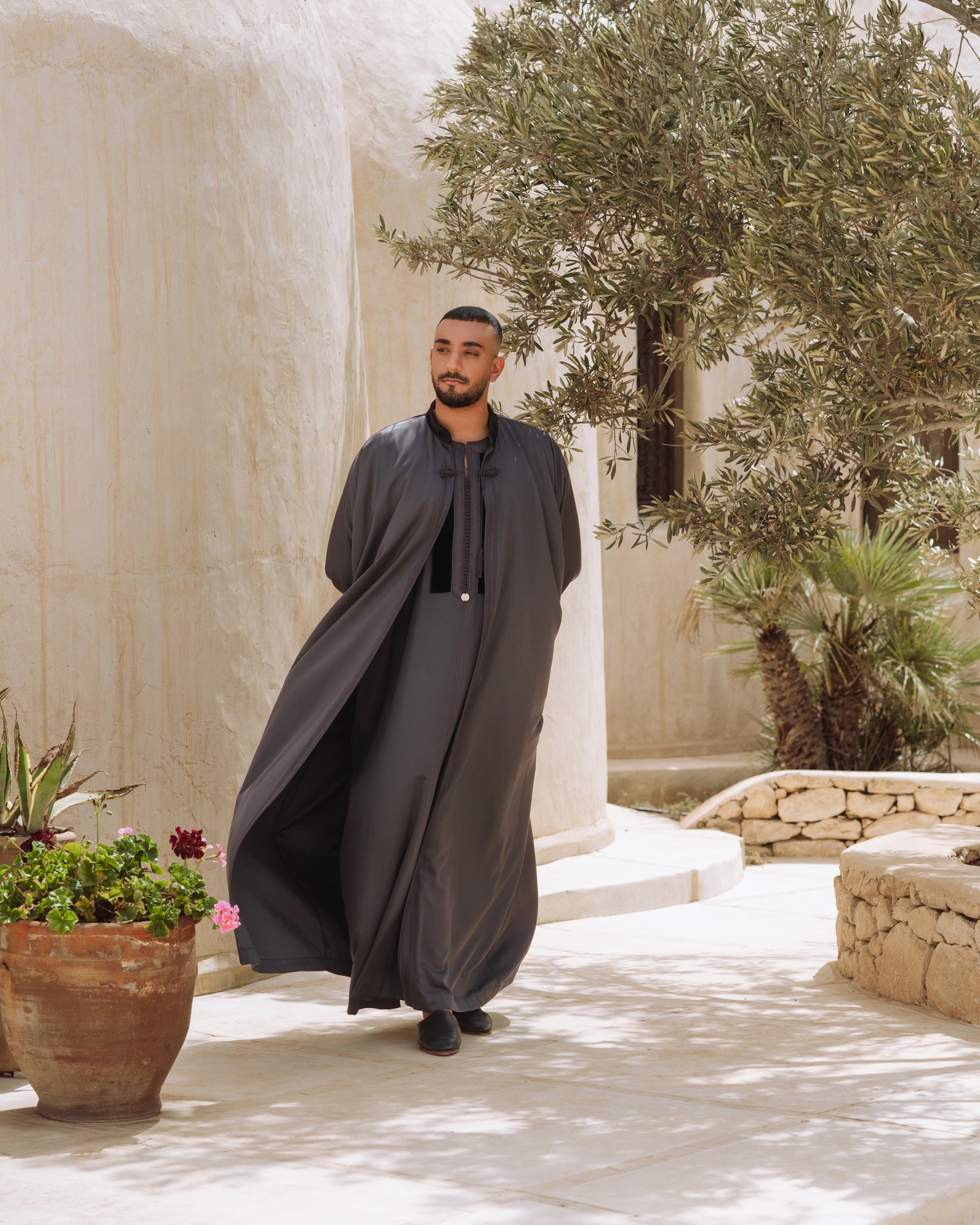 Caftan gris détail en velours – Style masculin raffiné et audacieux