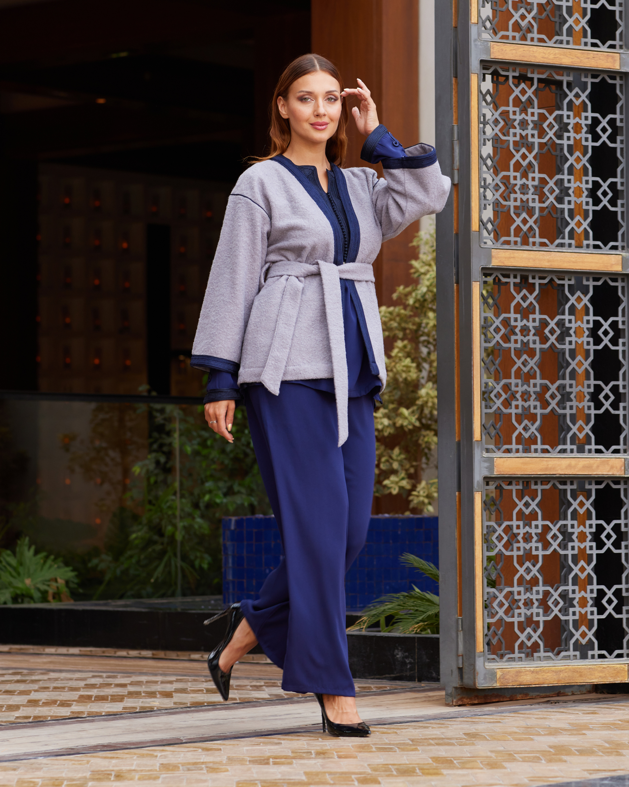 Veste femme Kounouz gris et bleu – Style ceinturé chic et confortable