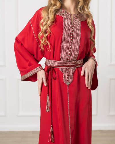قَفْطان احمر مع حزام