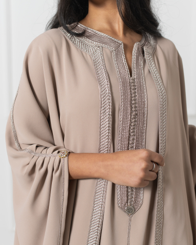 Gandoura Kounouz Deux Pièces à Plis – Élégance et Sophistication