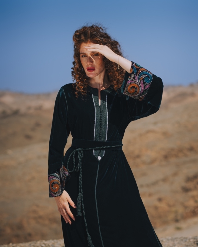 قفطان قصير من المخمل: أناقة مطرزة راقية