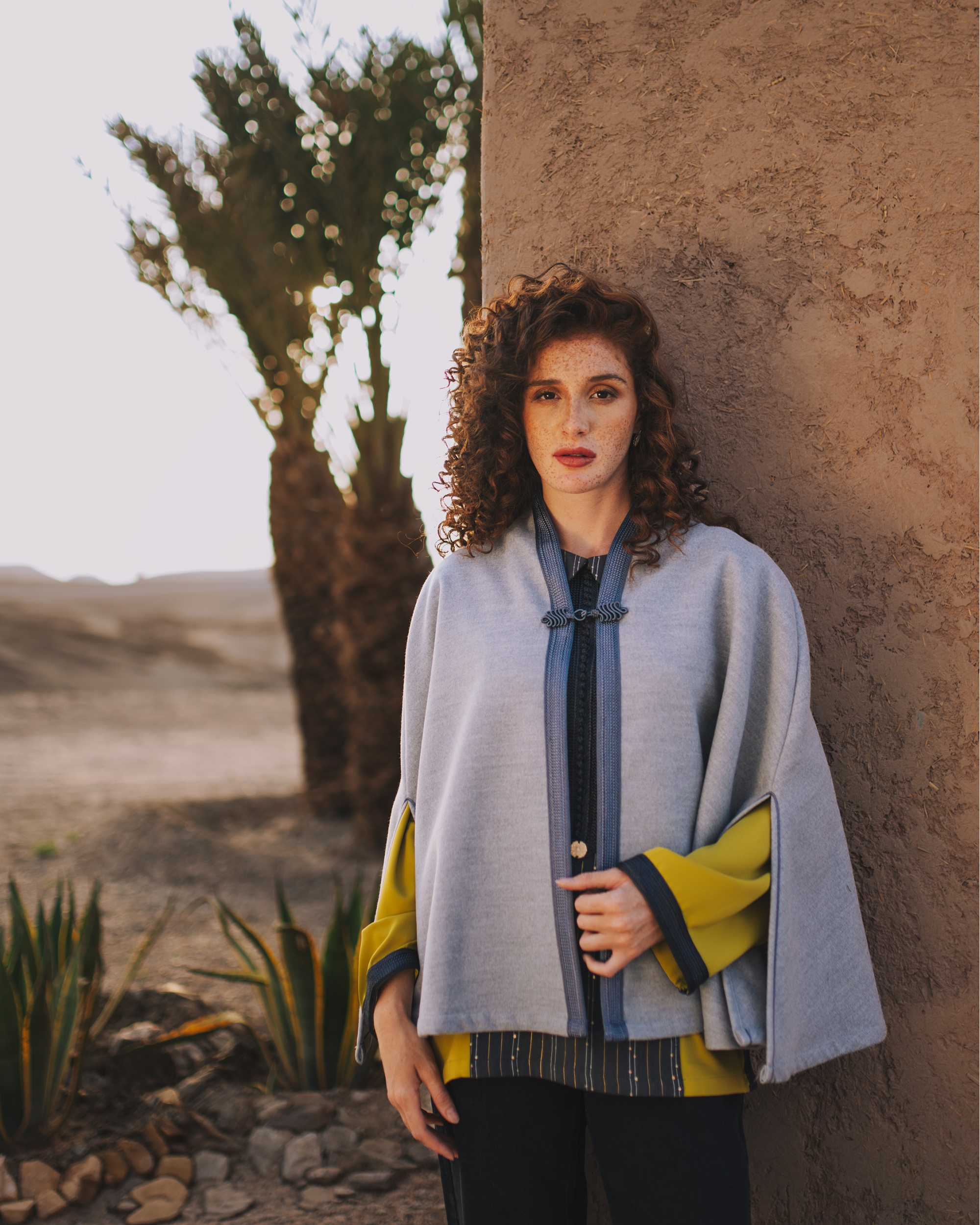 Thick fabric cape with a high collar