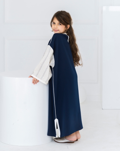 Casual crepe caftan with embroidered square sleeves