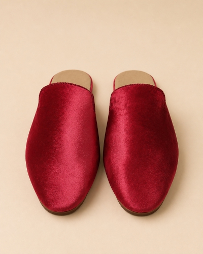 Babouche en Velours Rouge – Style Inégalé et Raffiné