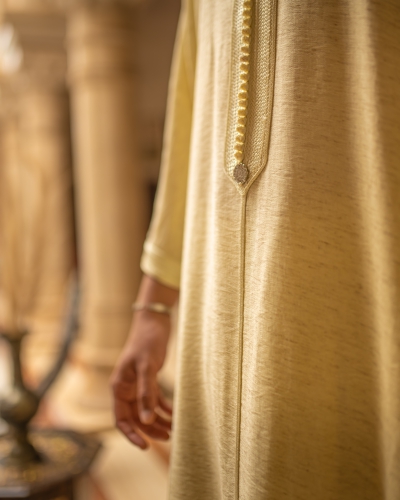 Moroccan linen gandoura featuring traditional sfifa and aakad detailin